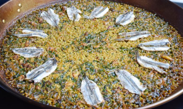 paella con boquerones