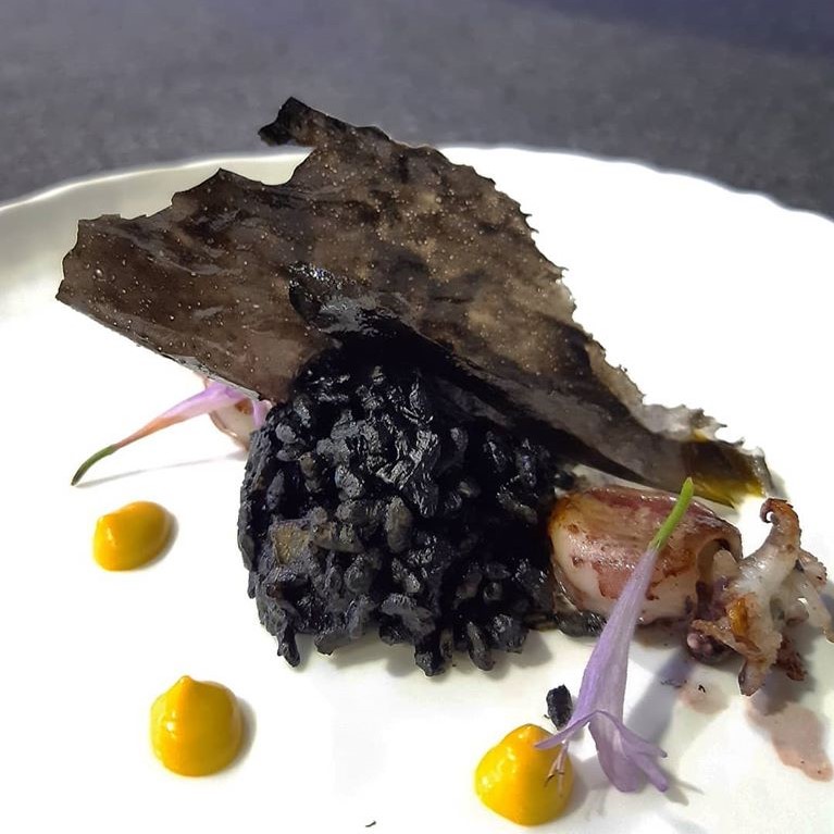 Arroz negro de chipirones y allioli de azafrán, de Mari Carmen Velez